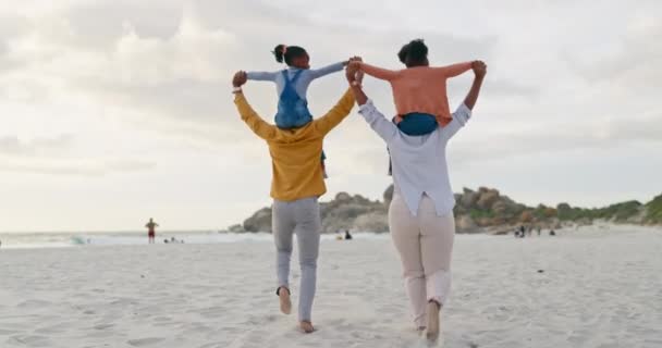 Sahilde Arka Planda Ailelerin Omuzlarında Çocuklar Seyahat Oyun Açık Havada — Stok video