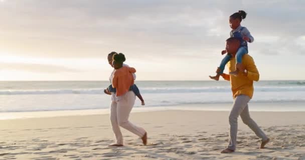 幸せと一緒に結合 旅行や休日のためのビーチで黒い家族を歩く 休暇中に海を歩いている間に子供を運ぶ笑顔 アフリカの母親と父親 — ストック動画