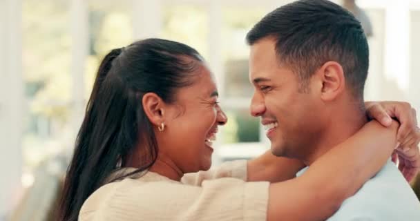 Nauru Kasvot Onnellinen Pari Syleilevät Kotona Rakkaudella Huolenpidolla Romantiikalla Nuori — kuvapankkivideo
