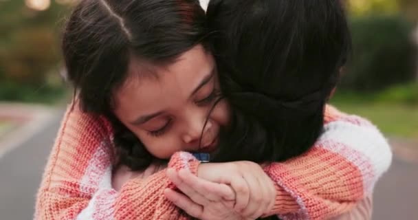 Παιδί Μητέρα Και Αγκαλιά Εξωτερικό Χώρο Αγάπη Και Φροντίδα Δρόμο — Αρχείο Βίντεο
