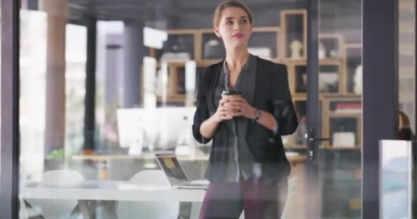 办公室咖啡杯 思维和职业女性 管理层或老板都在考虑工作 决定或选择 玻璃窗 愿景和业务代理为公司的未来规划企业理念 — 图库视频影像
