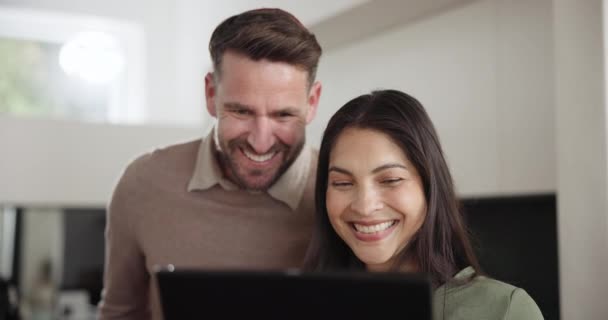 Tablette Vague Appel Vidéo Avec Couple Interracial Dans Leur Maison — Video
