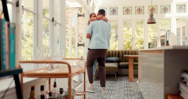 Glücklich Aufgeregt Und Ein Paar Umarmt Sich Hause Mit Liebe — Stockvideo