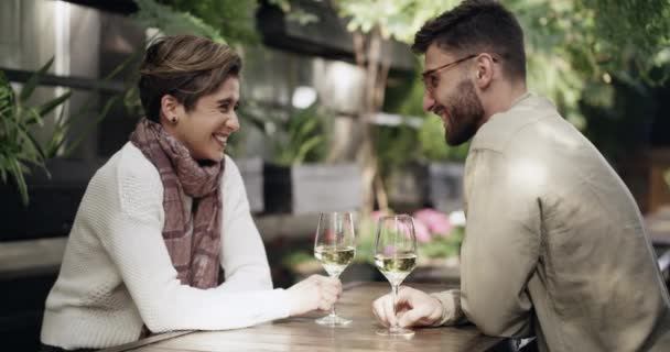 Vinho Conversa Casal Encontro Restaurante Com Amor Cuidado Felicidade Juntos — Vídeo de Stock