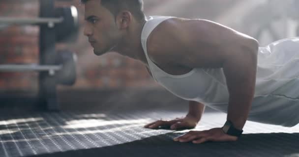 Человек Толкать Вверх Тренировки Фитнеса Тренажерном Зале Тренировками Физическими Упражнениями — стоковое видео