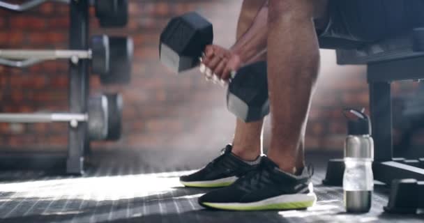 Man Hantel Eller Fitness Med Dricksvatten Gym För Träning Motion — Stockvideo