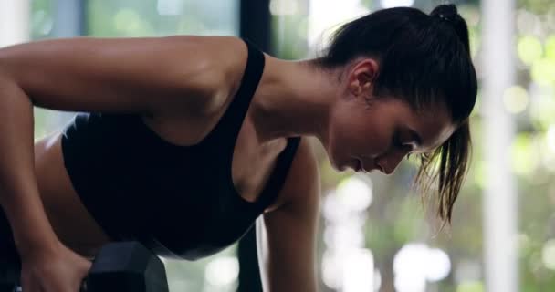Vrouw Fitnessruimte Halter Voor Gewichtheffen Training Denken Uitdaging Voor Sterke — Stockvideo