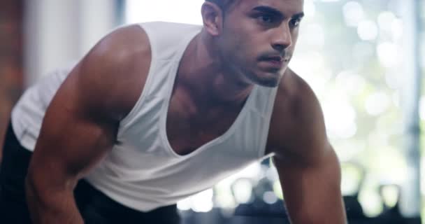 Forte Exercício Homem Com Haltere Treinamento Ginástica Musculação Treino Para — Vídeo de Stock