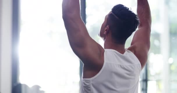 Bodybuilder Man Hantlar Och Rygg Med Träning Tänkande Eller Vision — Stockvideo