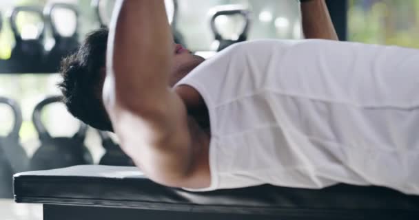 Άνθρωπος Πάγκο Τύπου Αλτήρα Για Φυσική Κατάσταση Στο Γυμναστήριο Προπόνηση — Αρχείο Βίντεο