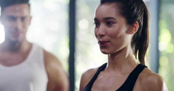 女人和杠铃举重的动机健身在健身房有力量 力量和锻炼 对健康有训练 运动或健康挑战的人 运动员或健美运动员 — 图库视频影像