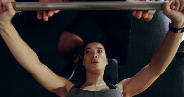 Personlig Træner Mand Kvinde Med Vægtløftning Bænkpres Motivation Mål Fitness – Stock-video