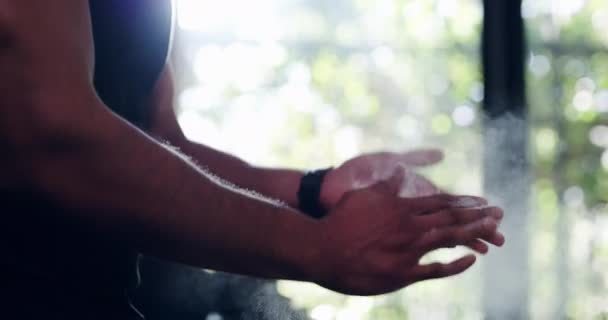 Kroppsbyggare Man Puder Händer Och Närbild Gym För Välbefinnande Hälsa — Stockvideo