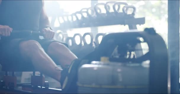 Человек Нога Гребля Машина Тренажерном Зале Тренировками Упражнениями Тренировками Фитнеса — стоковое видео