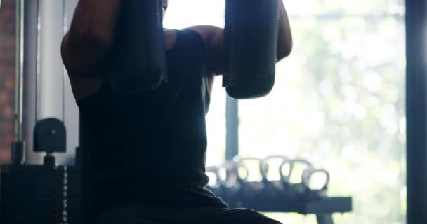 运动或健身训练用的人 胸部和压力机 运动员 体育活动和运动服与身体护理 肌肉和三头肌的表现 — 图库视频影像