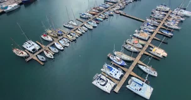 Drón Csónak Tengerpart Kikötővel Vagy Kikötő Tengeren Utazás Nyaralás Vagy — Stock videók
