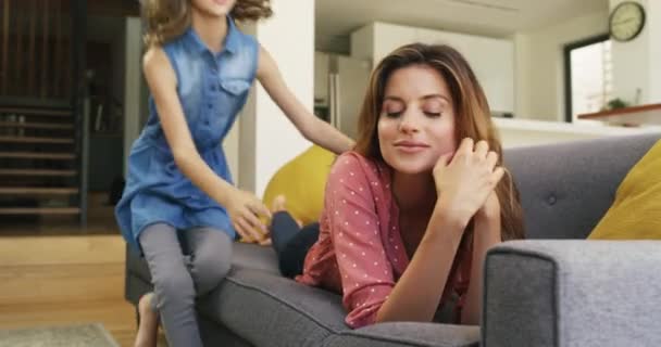 Home Mother Girl Couch Relax Happiness Bonding Together Love Parent — Stock Video