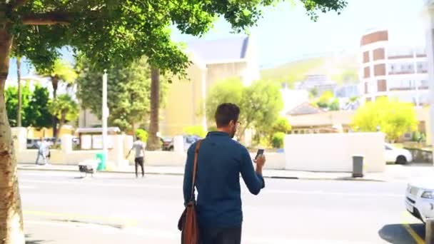 Homem Esperando Telefone Estrada Digitando Direções Mensagem Texto Rede Livre — Vídeo de Stock