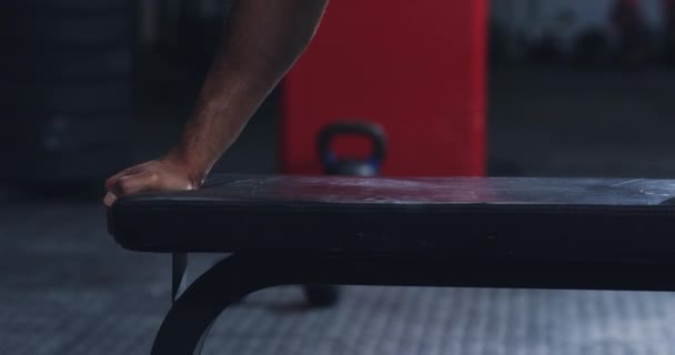 哑铃运动和男人做长椅运动 运动健美或健美 以促进肌肉的强健生长 坚定的心态 坚定的健身承诺和举重运动员训练的二头肌 — 图库视频影像