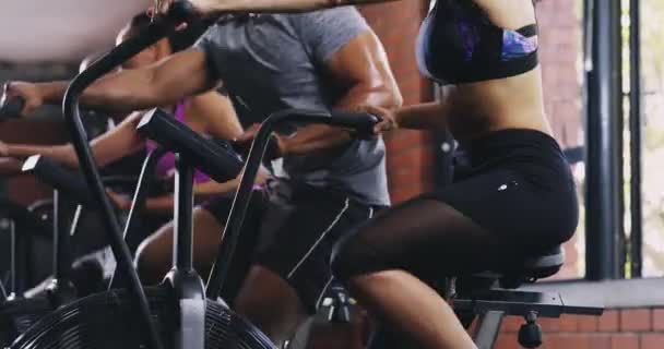 健身课 健身自行车或骑自行车进行有氧运动 健身或俱乐部弹性锻炼的人 旋转自行车或运动员团体 用于锻炼 运动训练或力量挑战 — 图库视频影像
