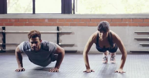地面锻炼或健身房的人 团队或夫妇的朋友做健身 二头肌力量发展或肌肉生长 强有力的运动员 俱乐部运动或体育伙伴注重训练挑战 — 图库视频影像