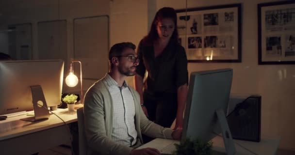 Büro Coaching Und Mann Gegen Frau Nachtarbeit Computer Und Coworking — Stockvideo