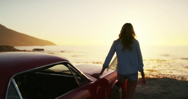 Plaj Gün Batımı Bir Kadın Arabayla Yolculuk Macera Tatilde Özgürlükle — Stok video