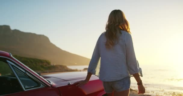 Παραλία Ηλιοβασίλεμα Και Γυναίκα Ταξιδεύουν Αυτοκίνητο Για Ένα Οδικό Ταξίδι — Αρχείο Βίντεο