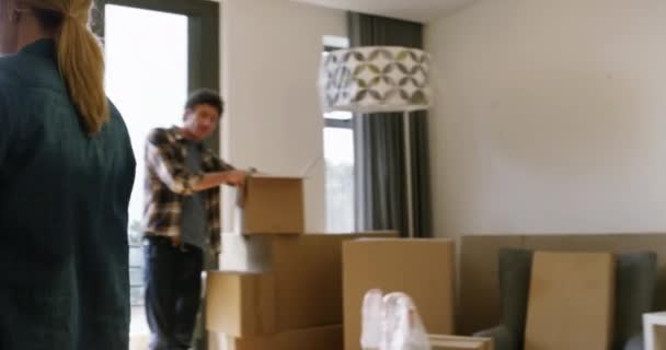Šťastný Pár Box Objetí Pro Nový Dům Interiér Nebo Byt — Stock video