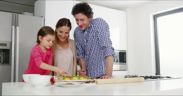 Ebeveynler Kız Mutfak Pizza Pişirmek Öğretmek Evde Peynir Gülümseme Domates — Stok video