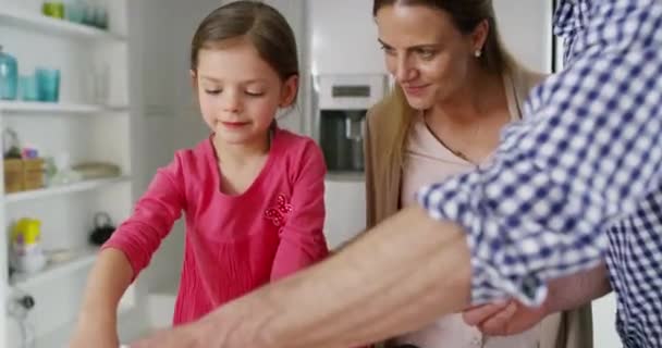 Rodzice Dziewczyna Gotowanie Pizzy Kuchni Domowej Nauczanie Pomoc Serem Zdrowia — Wideo stockowe
