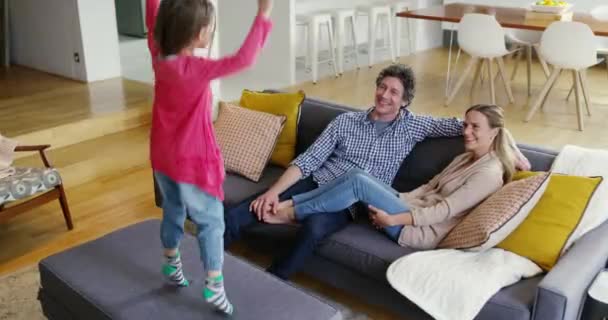 Feliz Familia Jugar Sofá Con Sonrisa Los Padres Los Niños — Vídeos de Stock