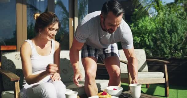 Couple Café Heureux Pour Petit Déjeuner Sur Terrasse Jardin Avec — Video