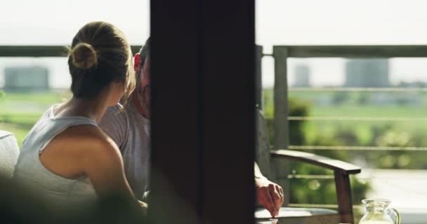 Mann Füttern Sie Frau Und Frühstück Auf Der Terrasse Mit — Stockvideo