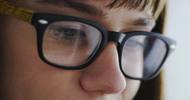 クローズアップで視力のための読書 眼科および健康のための女性 眼鏡およびスクリーンの反射 健康な目 ビジョン アイデア 研究のための人 レンズ フレーム — ストック動画