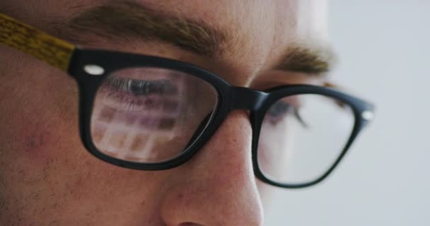 Άνθρωπος Γυαλιά Και Αντανάκλαση Οθόνης Κοντινό Πλάνο Για Ανάγνωση Οπτομετρία — Αρχείο Βίντεο