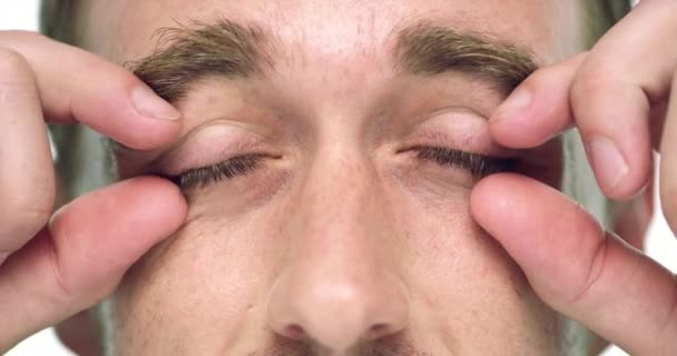 Les Mains Paupière Ouverte Visage Pour Homme Fatigué Vérifier Vision — Video