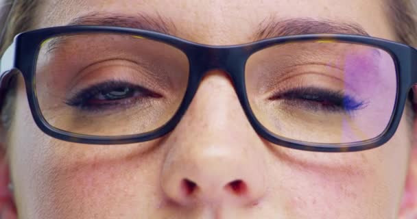 一个有着绿眼睛 瞳孔和化妆品的女人在工作室里的眼镜 视觉和肖像特写 带光学视力眼镜的困惑女性宏观放大镜处方 — 图库视频影像