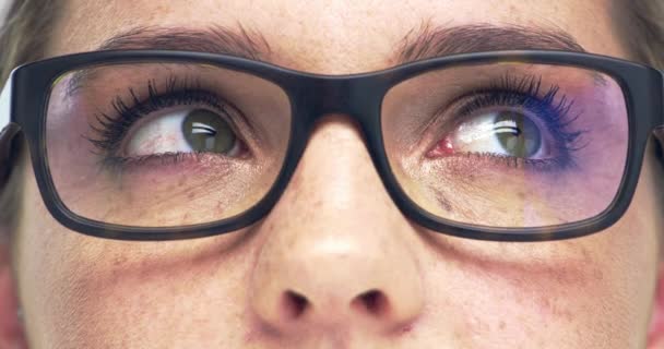 一个有着绿眼睛 瞳孔和化妆品的女人在工作室里的奇观 视觉和特写 带光学眼镜处方药的年轻女性宏观变焦 — 图库视频影像