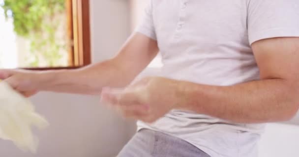 Bărbat Curățenie Primăvară Obosit Spălare Transpirație Mănuși Cauciuc Într Casă — Videoclip de stoc