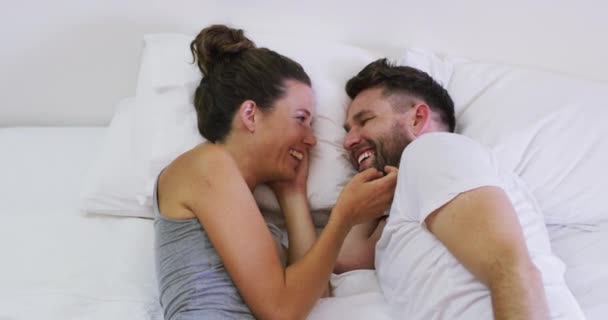 Mutlu Yatak Çift Aşkla Eğlenceli Hafta Sonu Tatili Sabah Sohbet — Stok video