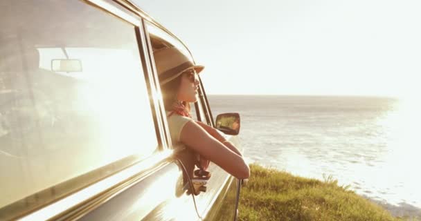 Ευτυχισμένη Γυναίκα Παραλία Και Αυτοκίνητο Για Ταξίδια Ηλιοβασιλέματος Οδικό Ταξίδι — Αρχείο Βίντεο