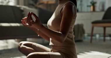 Lotus elleri, meditasyon ve evde huzur, zen ve ruh sağlığı için bir zeminde yatan kadın, Zoom, yoga pozu ve bir kadın oturma odasında aura, inanç ve nefes egzersizi ile birlikte..