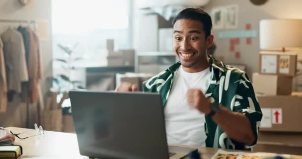 Feliz Asiático Homem Laptop Comércio Eletrônico Celebração Ganhando Venda Logística — Vídeo de Stock