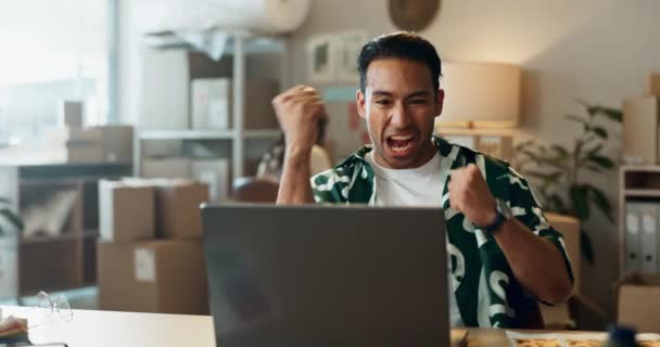 Glückliche Asiatische Mann Laptop Und Faust Pumpen Gewinn Erfolg Oder — Stockvideo
