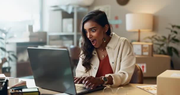 Mulher Feliz Laptop Bomba Punho Celebração Ganhando Venda Logística Loja — Vídeo de Stock