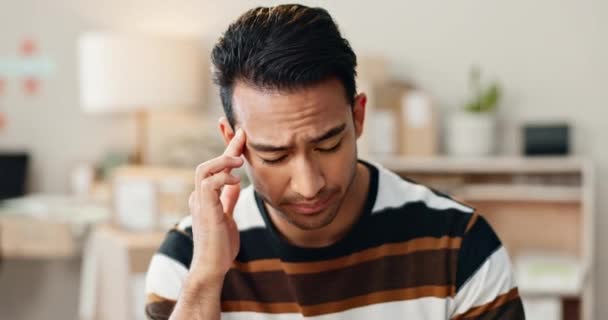 Asiatischer Mann Kopfschmerzen Und Stress Büro Bankrott Oder Schulden Aus — Stockvideo