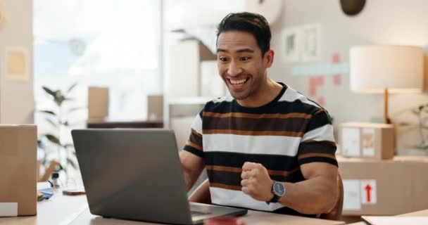 Glückliche Asiatische Mann Laptop Und Faust Pumpen Erfolg Gewinnen Oder — Stockvideo