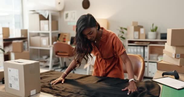 Tekstil Tasarım Ecommerce Ofisteki Küçük Işletmelerde Kumaş Kutuları Olan Kadın — Stok video