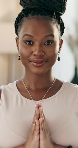 瑜伽和冥想与一个快乐的黑人女人在客厅为她的和平或健康 与一个年轻人在公寓里的形象 微笑和心理健康 — 图库视频影像